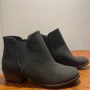 Short black/charcoal gray booties
